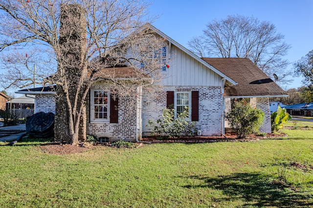 view of front of house with a front yard