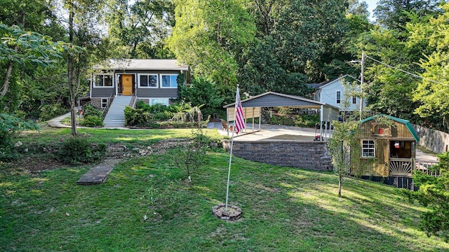 view of yard with an outbuilding