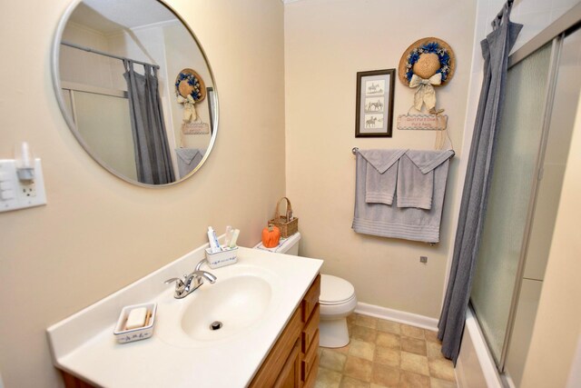 full bathroom featuring shower / bathtub combination with curtain, vanity, and toilet