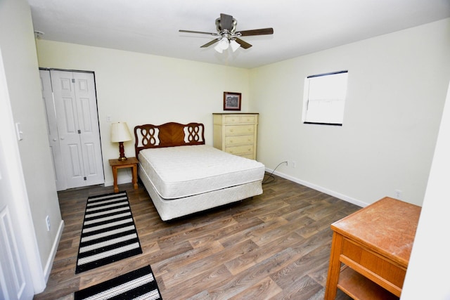 bedroom featuring dark hardwood / wood-style flooring, ceiling fan, and a closet