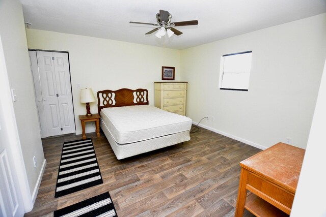 bedroom featuring dark hardwood / wood-style flooring, ceiling fan, and a closet