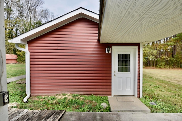 property entrance featuring a lawn