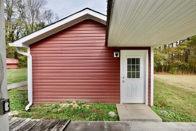 property entrance featuring a lawn