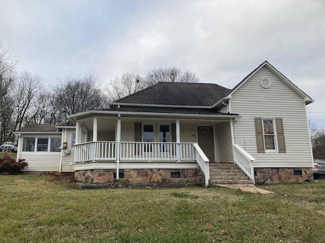 view of front facade featuring a front lawn and covered porch