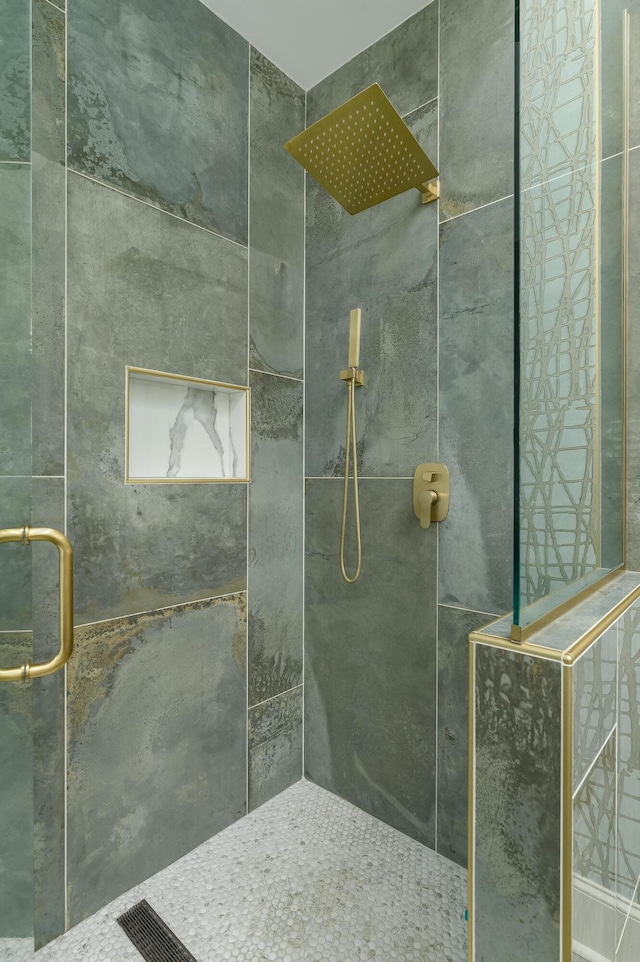 bathroom featuring tiled shower