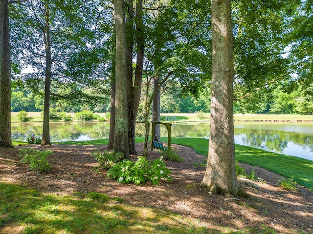 view of yard featuring a water view
