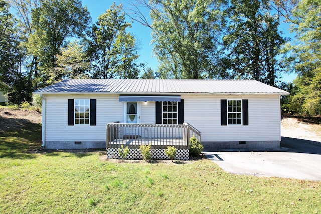 view of front of home featuring a deck and a front yard