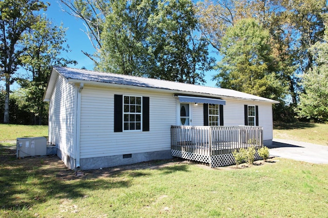 manufactured / mobile home featuring a front lawn and a deck