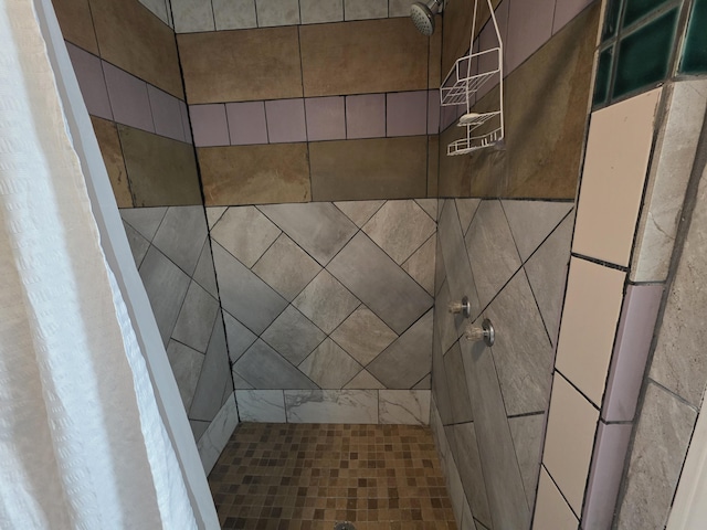 3817 Kirkland Ave, Chattanooga, TN 37410 - bathroom featuring a tile shower