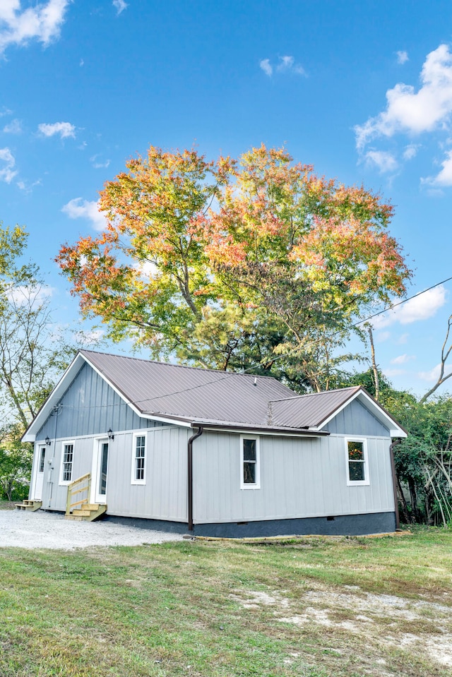 view of side of property featuring a yard