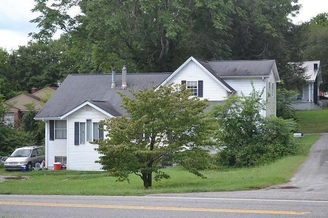 view of front facade with a front yard