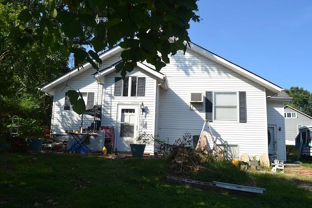 back of house featuring a yard