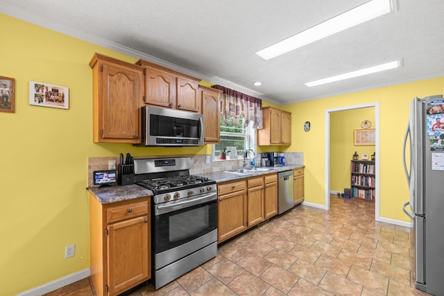 393 Friendship Ln, Delano, TN 37325 - kitchen featuring stainless steel appliances, a sink, baseboards, ornamental molding, and a textured ceiling
