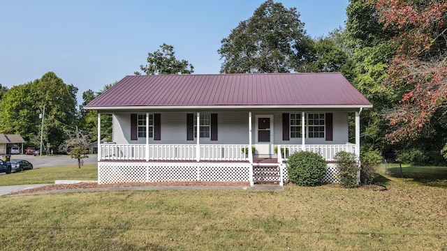 view of front of property featuring a porch and a front yard