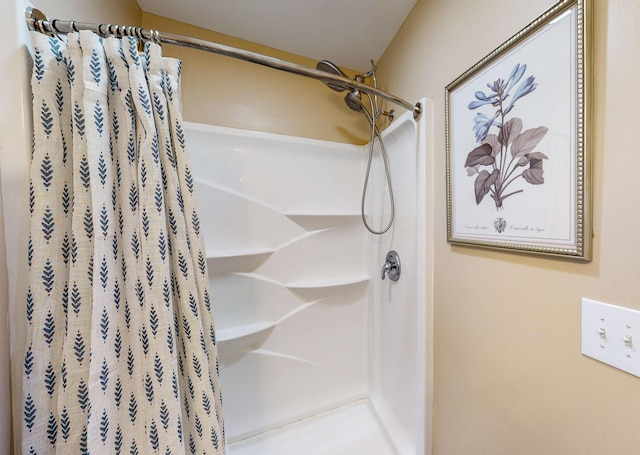 bathroom featuring a shower with shower curtain