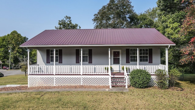 view of front facade featuring a porch and a front lawn