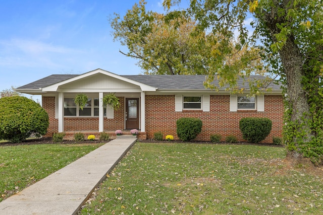 single story home with a front lawn