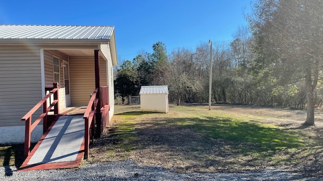 view of yard with a storage unit