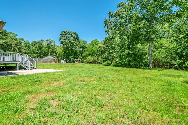 1031 Laurel Hill Dr, Dickson, TN 37055 - view of grassy yard featuring a wooden deck