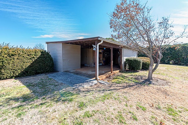 view of outdoor structure featuring an outbuilding and driveway