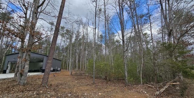 view of yard featuring an outbuilding