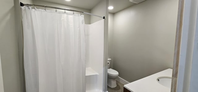 bathroom with a shower with shower curtain, vanity, and toilet