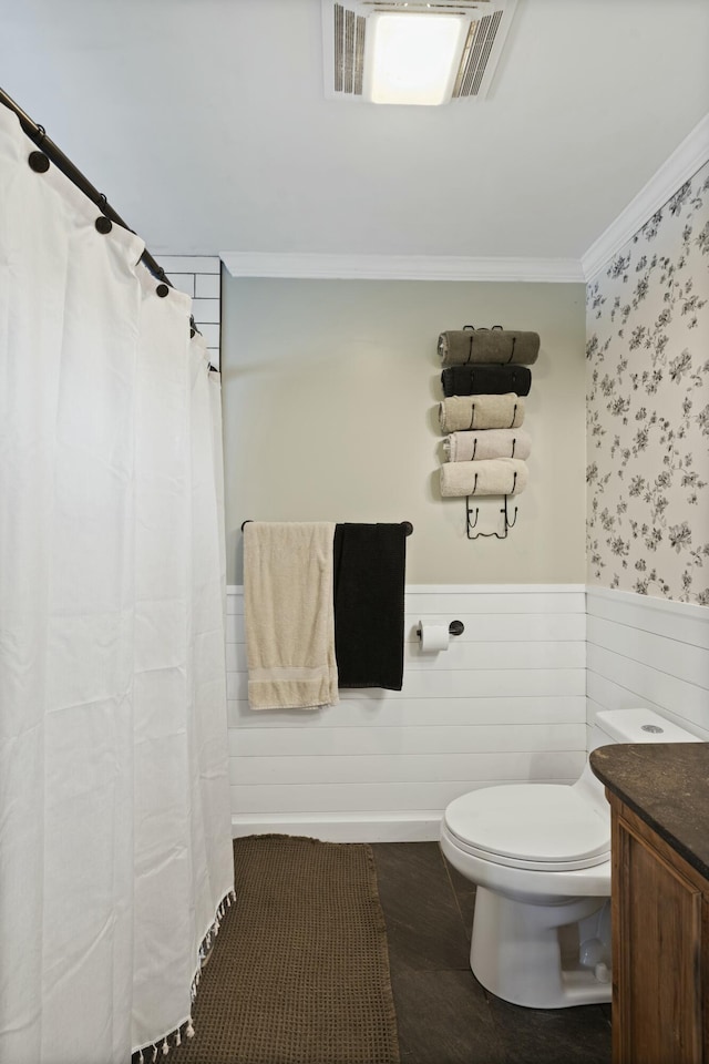 full bath with crown molding, visible vents, toilet, wallpapered walls, and a wainscoted wall