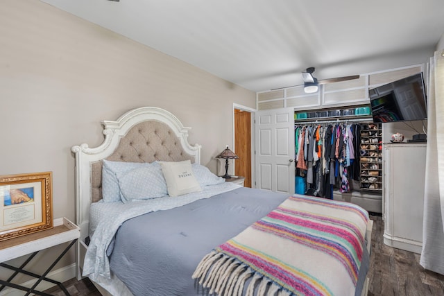 bedroom with dark hardwood / wood-style flooring, ceiling fan, and a closet