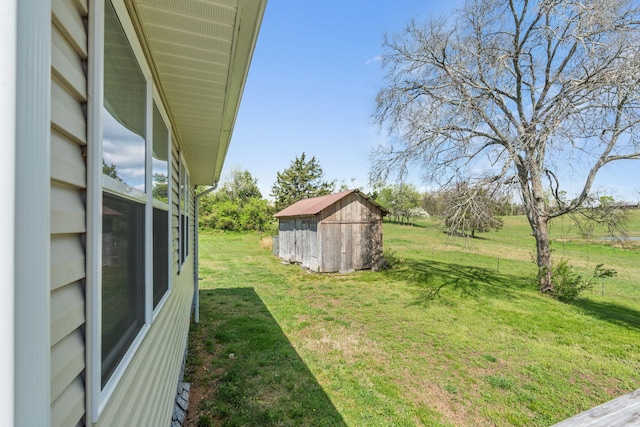 view of yard featuring a storage shed