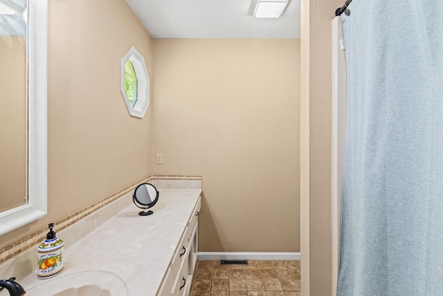 7510 Hewitt Ln, Chattanooga, TN 37421 - full bath with vanity and baseboards