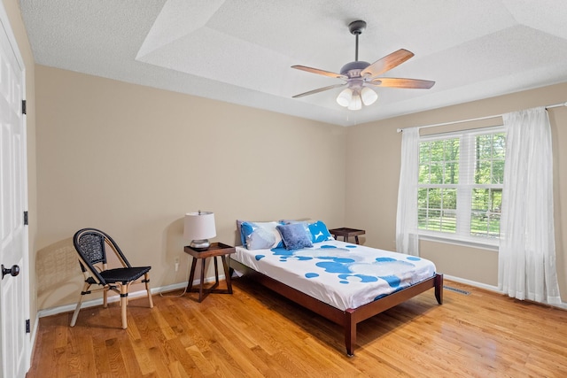 7510 Hewitt Ln, Chattanooga, TN 37421 - bedroom with light wood-style floors and ceiling fan