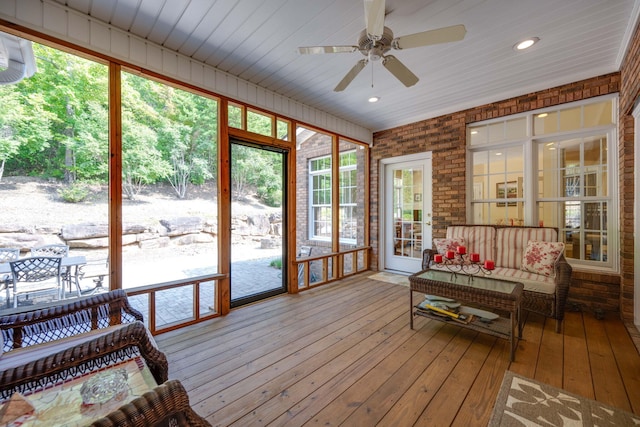 sunroom with ceiling fan