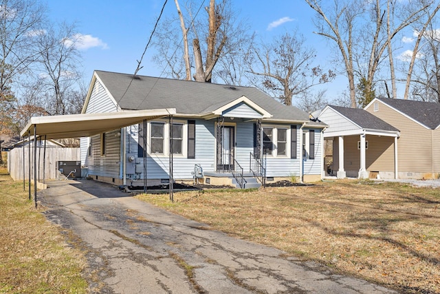 view of front of property with a carport and a front yard