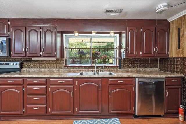7209 Anthem Trl, Birchwood, TN 37308 - kitchen featuring stainless steel appliances, a textured ceiling, backsplash, and wood finished floors