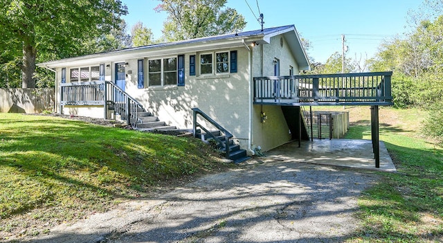 view of front of house featuring a carport and a front yard