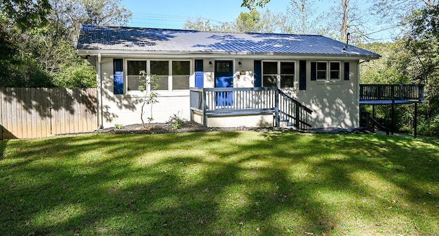 view of front facade with a front lawn