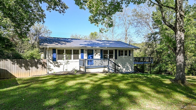 view of front of home featuring a front lawn