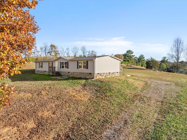 manufactured / mobile home with a front lawn