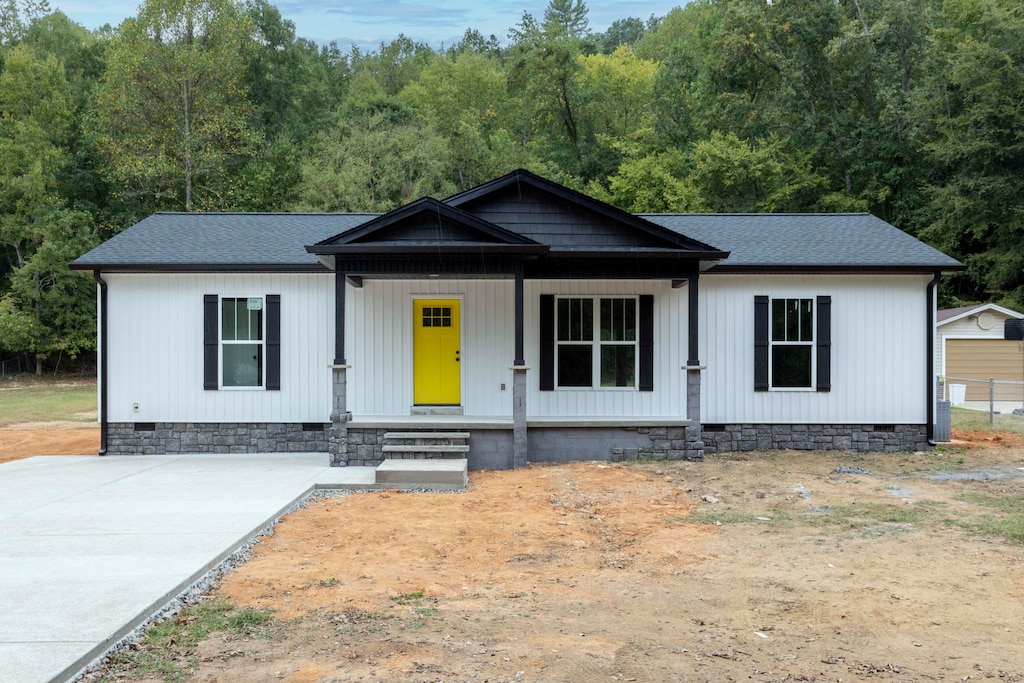 view of front of home with covered porch