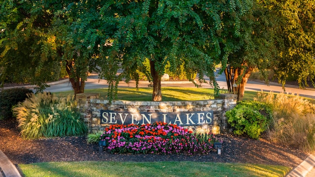 view of community / neighborhood sign