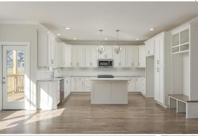 5013 Solar Ln NW, Cleveland, TN 37312 - kitchen featuring stainless steel appliances, a sink, wood finished floors, backsplash, and white cabinetry
