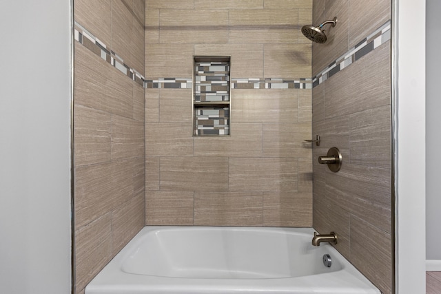 bathroom with tiled shower / bath