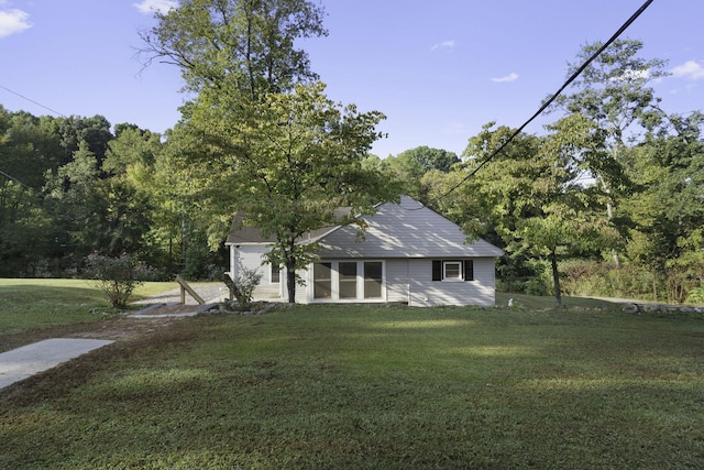 view of front facade with a front yard