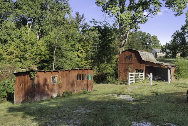 view of yard with an outdoor structure