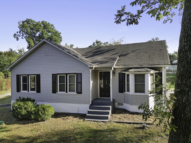 view of front of property featuring a front yard