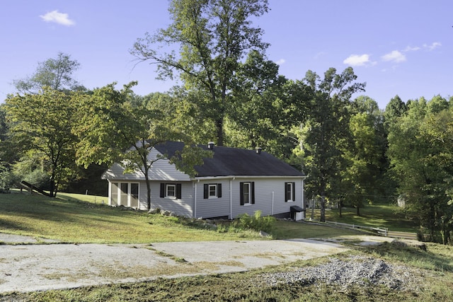 single story home featuring a front lawn