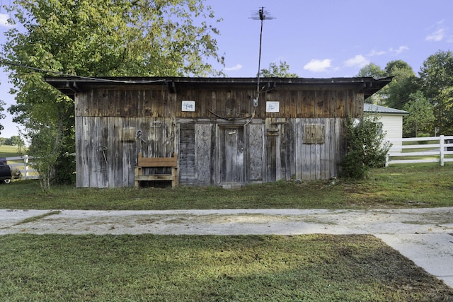 view of outdoor structure with a lawn