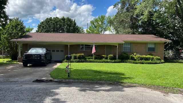 1625 Green Hill Dr, Hixson, TN 37343 - ranch-style home featuring asphalt driveway, an attached garage, and a front lawn