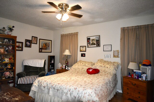 bedroom featuring ceiling fan and a textured ceiling