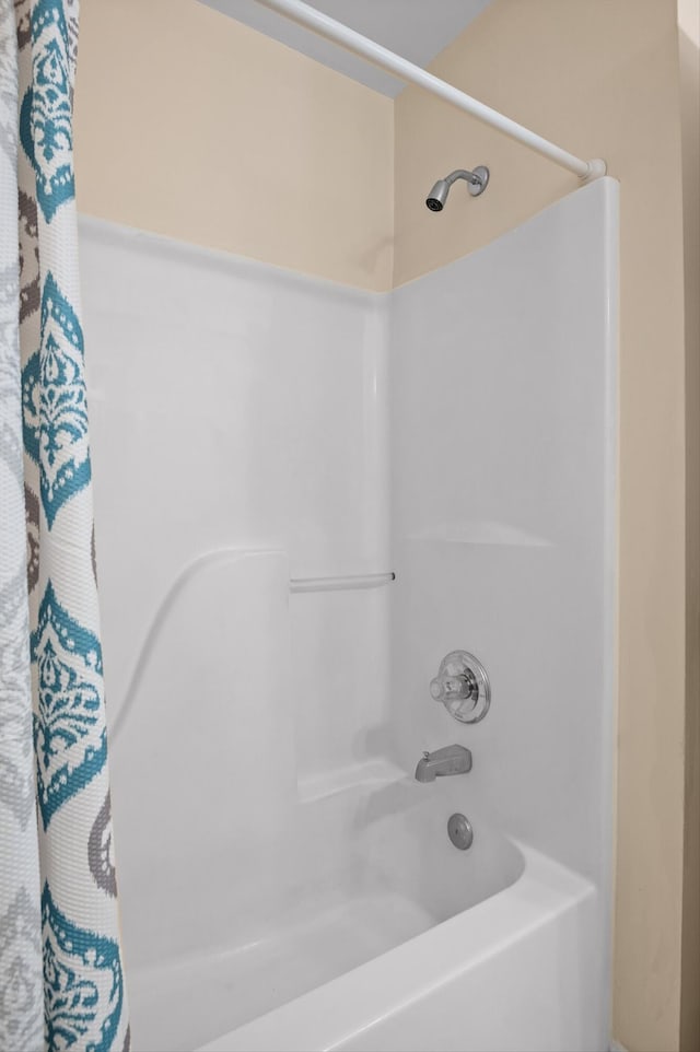 6585 Hickory Trace Cir, Chattanooga, TN 37421 - full bathroom featuring shower / bath combination with curtain